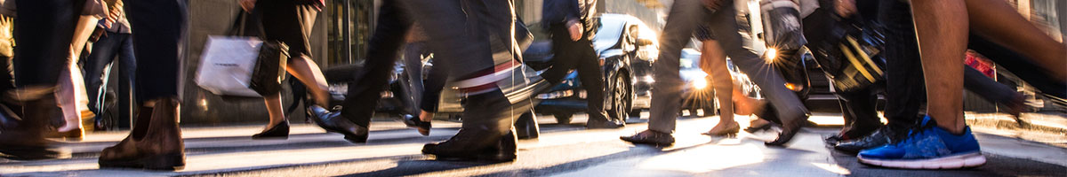 Urbanism: how AnyLogic can help build comfortable cities 人行横道,模糊的人穿过城市中心