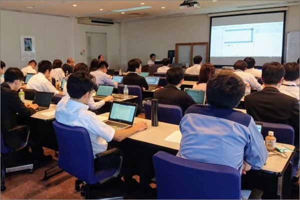 AnyLogic模拟与材料处理车间在日本,行人建模和GIS